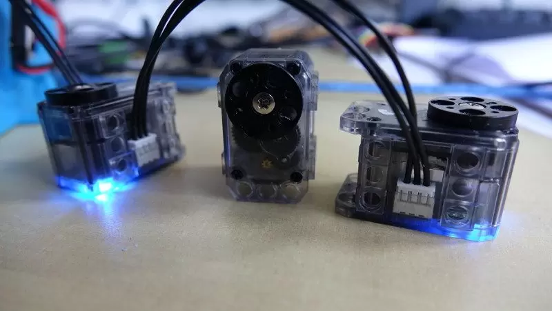 What kind of servomotor to use for a robotics project ? (hint : Dynamixel)