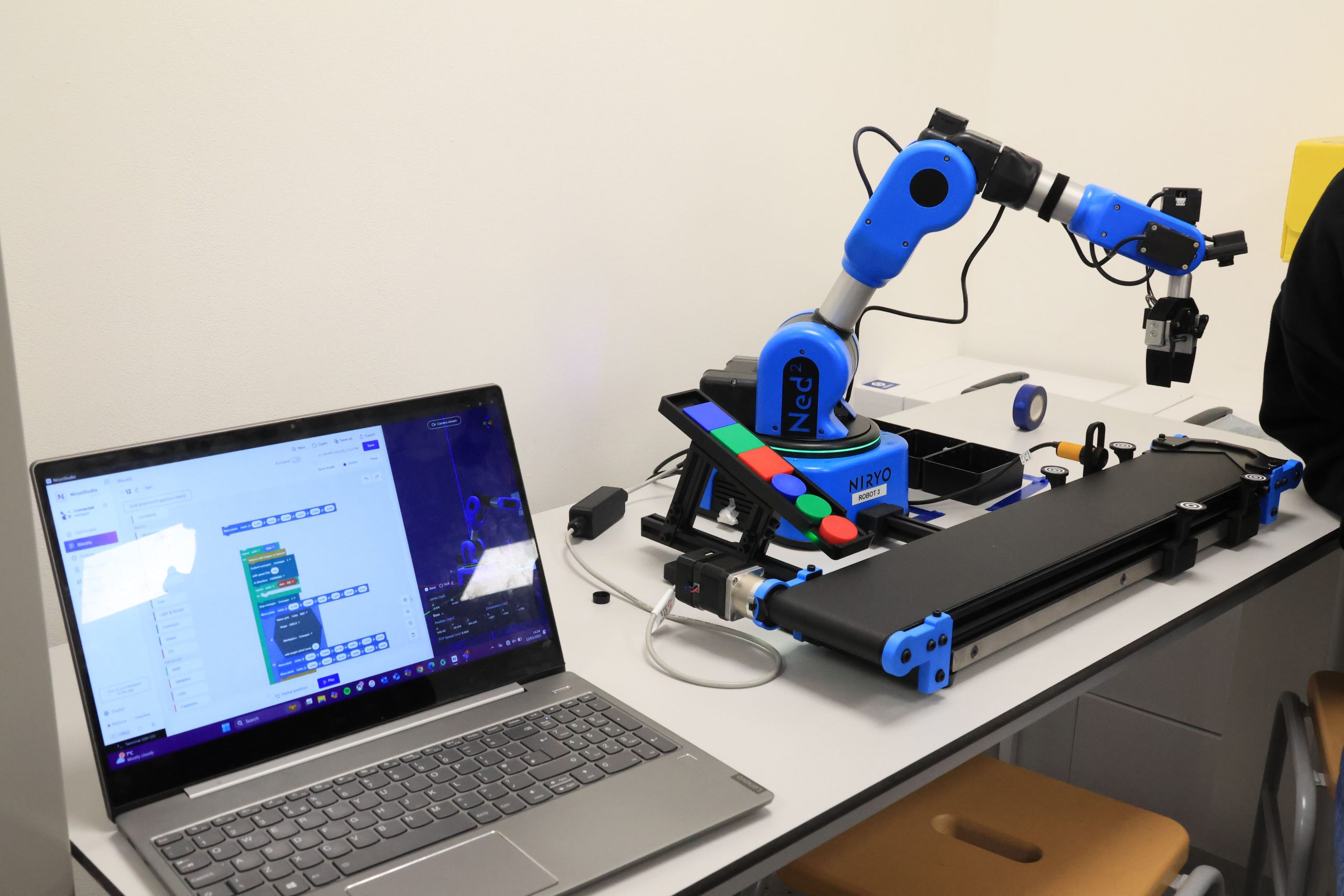 Detect, identify, and sort packages based on their color with Ned2